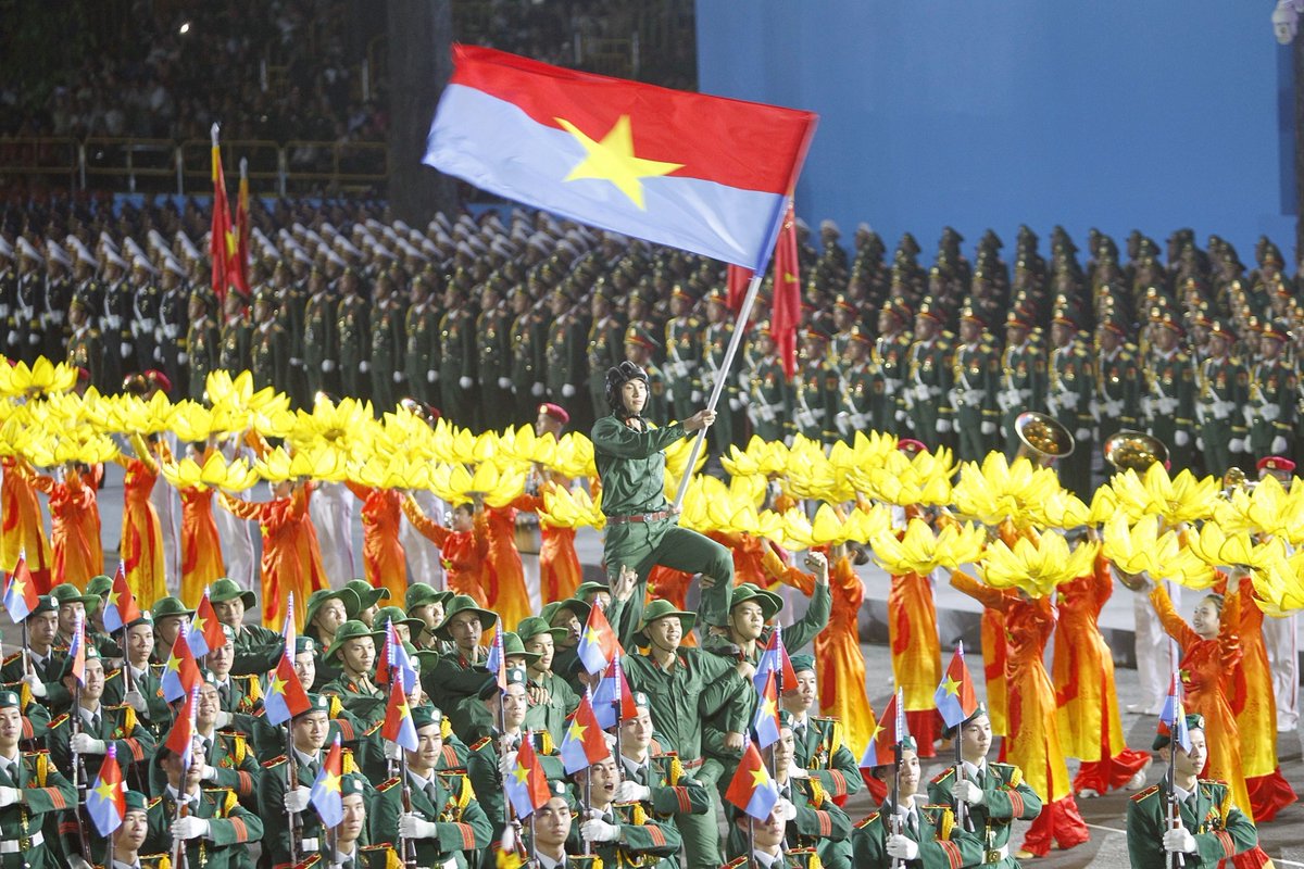 VietnamNewsVNS's tweet photo. 🔥The second full rehearsal for the grand parade commemorating the 50th anniversary of the Liberation of the South and National Reunification (April 30, 1975-2025) took place in District 1, HCM City on Tuesday evening. The official event will begin at 6.30am on April 30, 2025.🇻🇳 https://t.co/VBqVaR258K