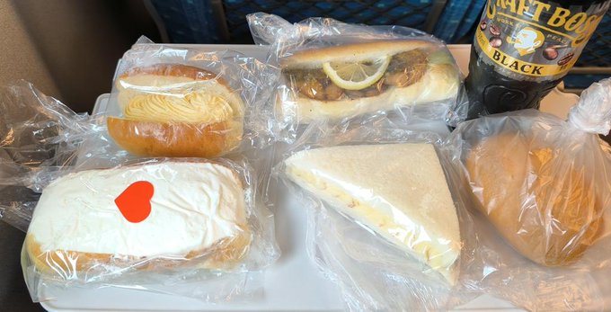 カフェテリアシンカンセン展開!小倉駅の前にシロヤさんでパンを買っておいたのさ。先日夕方通り掛かってスゲぇ行列に敗走したが朝イチでも同じ様なカンジだ。 もう昔とはフェーズが変わったなーて実感 