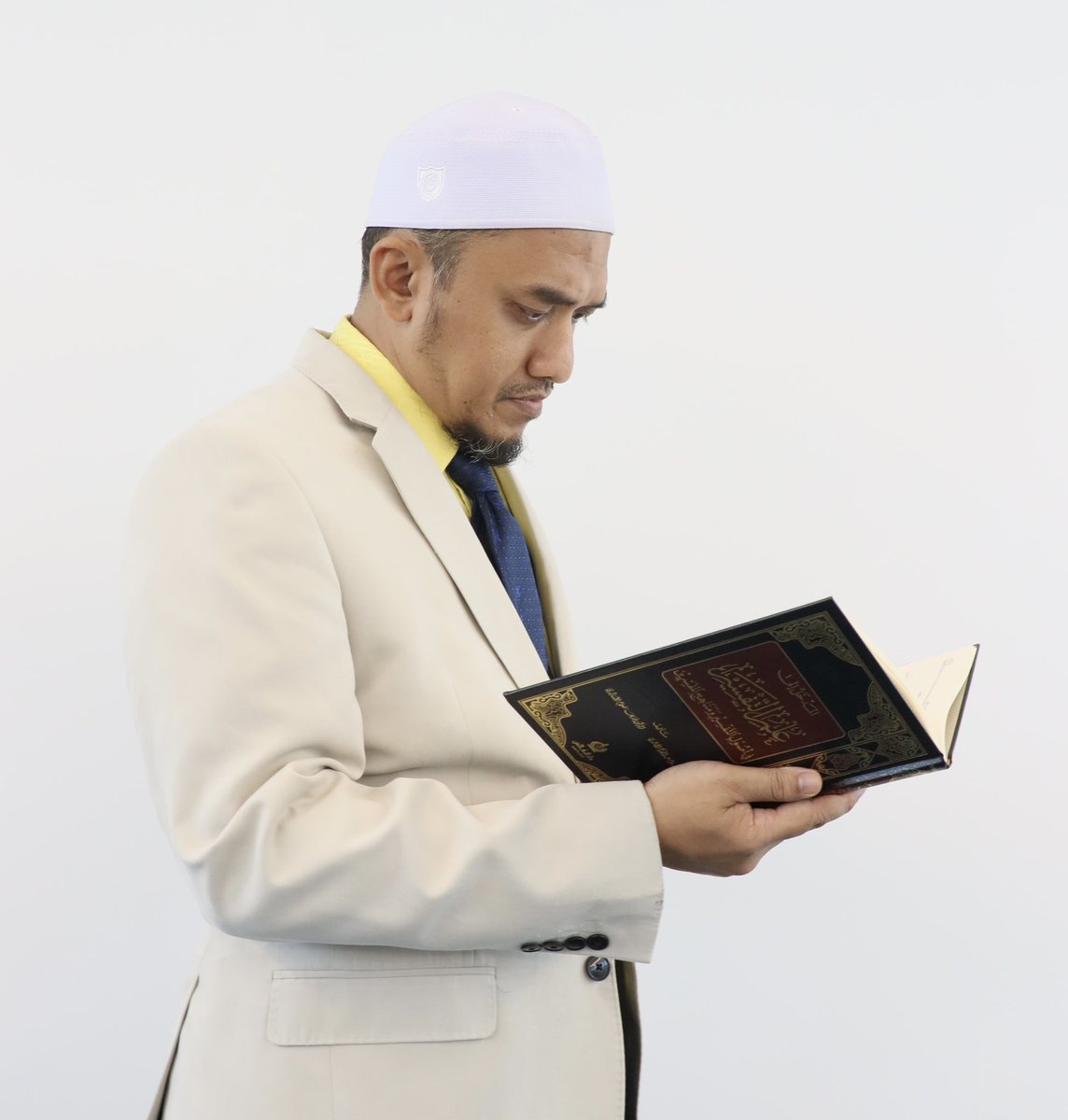 Makin tinggi ilmu,
Makin cari Pencipta. 
Makin baca buku, 
Makin minat “baca” manusia. 
Selamat hari buku sedunia.