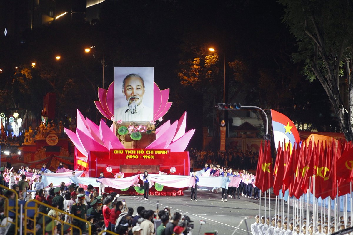 VietnamNewsVNS's tweet photo. 🔥The second full rehearsal for the grand parade commemorating the 50th anniversary of the Liberation of the South and National Reunification (April 30, 1975-2025) took place in District 1, HCM City on Tuesday evening. The official event will begin at 6.30am on April 30, 2025.🇻🇳 https://t.co/VBqVaR258K