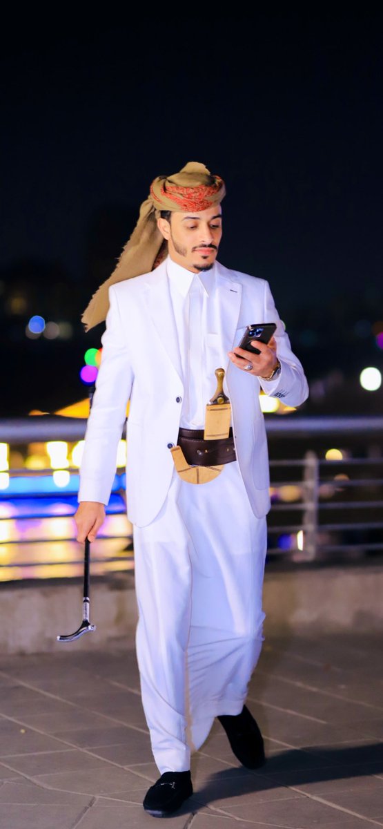 يشوم راس العِـز عن بخس الأفعال

وتصـد عين الحُـر عن كل ساقِـط