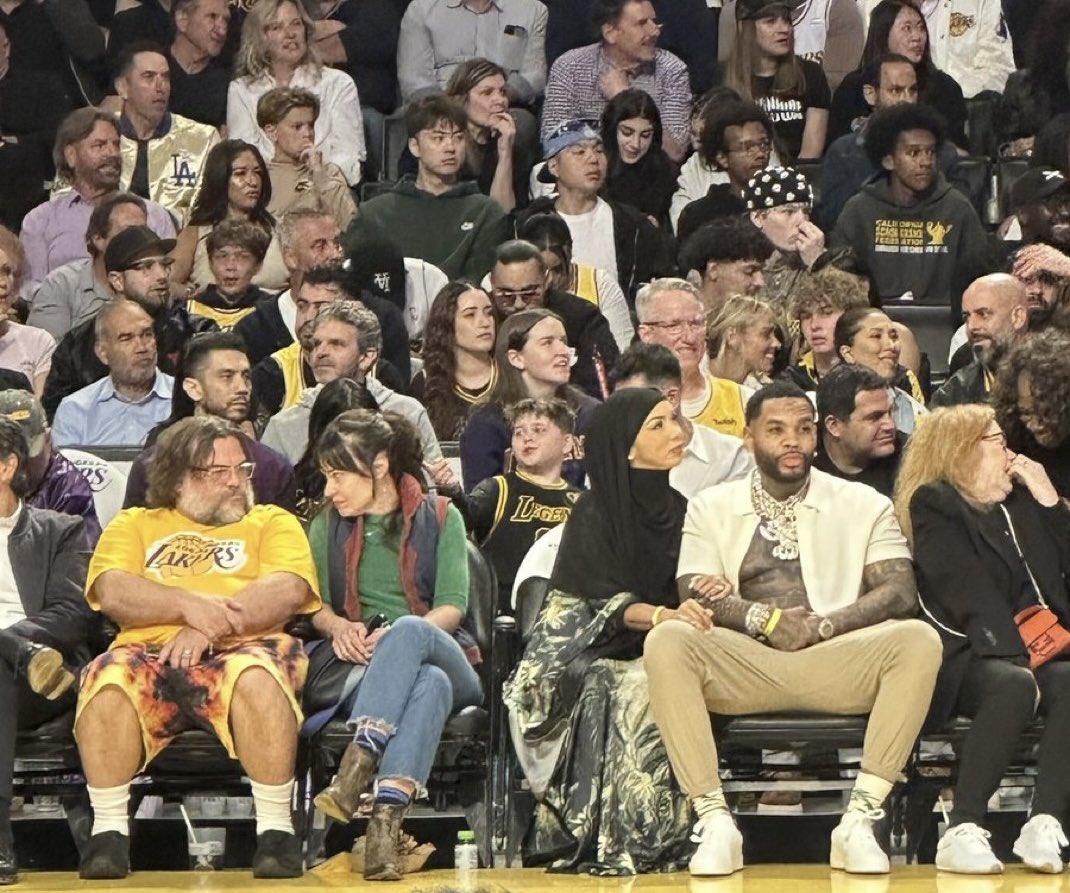 SaycheeseDGTL's tweet image. Kevin Gates is at the Lakers game after talking about LeBron James and Savannah
