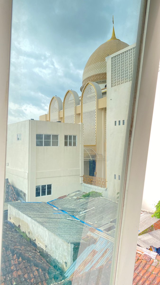 GamedroidM56013's tweet photo. @selirtoji Kos ku sekarang, view nya masjid🥰 https://t.co/8tvSvWG5RY