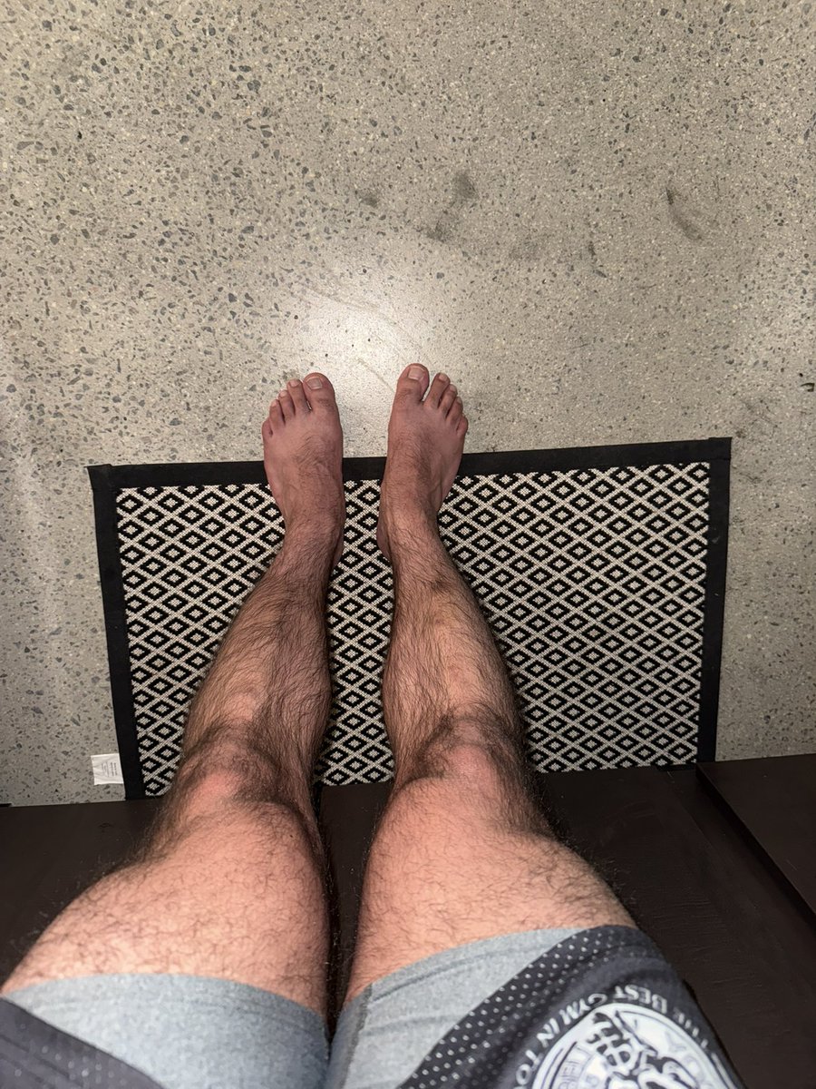 Look how vascular and sexy my feet are!! Imagine them being planted on ur face!😈😈