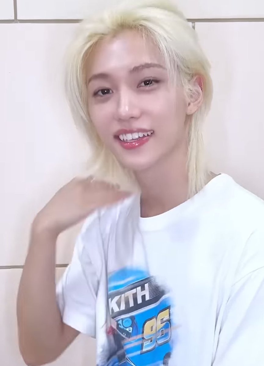 Chocoviv1's tweet photo. The fan …. The idol #felix #selcagram https://t.co/UErJaHAjVW