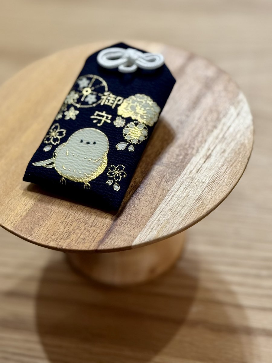 大変お待たせしております、蓄光のシマエナガお守りを26日より再頒布いたします⛩️
暗くなるとほんのり光ります😊