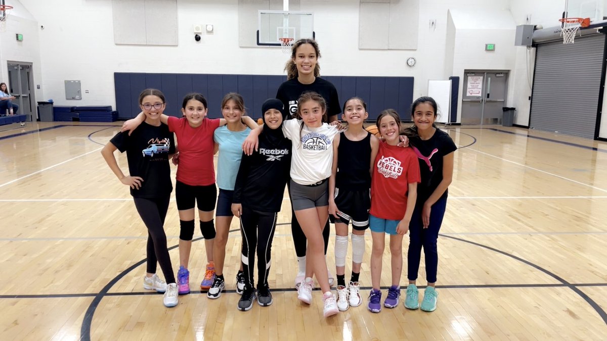 <a href="/bricrittendon03/">Brihanna Crittendon</a> stopped by to show the <a href="/TeamKaun/">Team Kaun</a> 4th/5th grade girls some love! Cannot say enough great things about this young woman and her impact on the generations to follow.