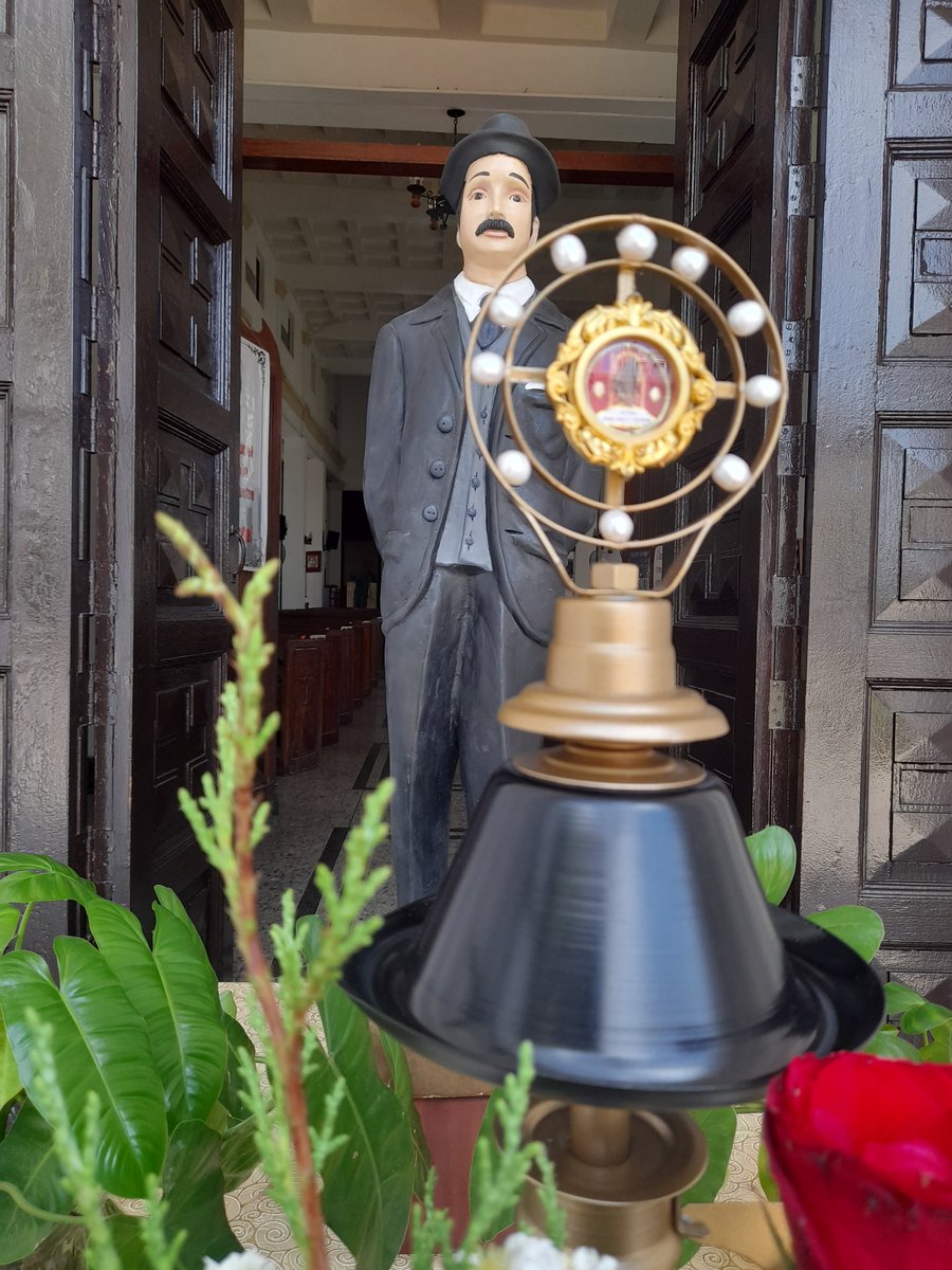 Museomaracaibo's tweet photo. ¿Sabías que en #Maracaibo se resguarda una reliquia del primer santo venezolano?

En la Iglesia San José, en plena 5 de Julio, reposa una pieza sagrada de José Gregorio Hernández.

Un rincón de fe, historia y devoción… que quizás has pasado por delante mil veces sin saberlo. https://t.co/okCYv36SzI