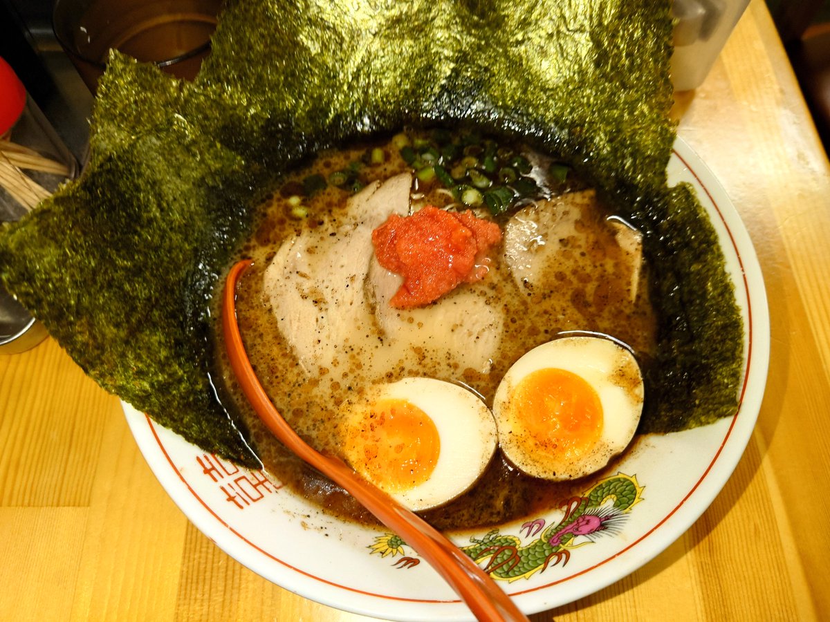 新宿なのに、むっちゃくっせぇラーメン屋。
でも・・・うめぇんだよな・・・これが；