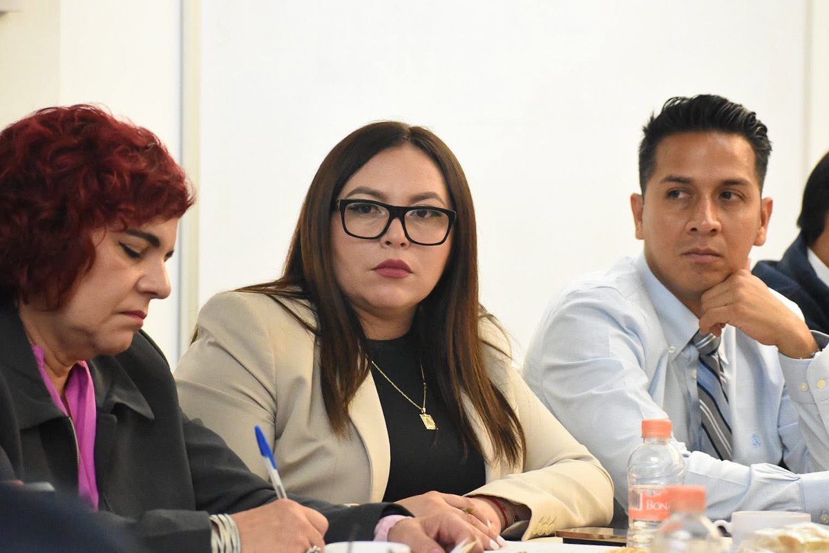 Bety_Olivares's tweet photo. El día de hoy tuvimos una reunión de trabajo con el Presidente Municipal de Tijuana, @ismaelburguenor y con Carlos Torres Torres, Coordinador de Proyectos Estratégicos en el municipio de Tijuana. 

Seguiremos trabajando en materia de Prevencion del Delito, y como lo instruyó nuestra presidenta @Claudiashein seguiremos atendiendo las causas con @esthela_damian desde la SSPC

Desde donde inicia la patria somos ¡Sembradores de Paz! 🇲🇽❤️.