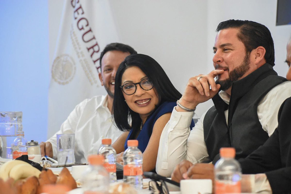 Bety_Olivares's tweet photo. El día de hoy tuvimos una reunión de trabajo con el Presidente Municipal de Tijuana, @ismaelburguenor y con Carlos Torres Torres, Coordinador de Proyectos Estratégicos en el municipio de Tijuana. 

Seguiremos trabajando en materia de Prevencion del Delito, y como lo instruyó nuestra presidenta @Claudiashein seguiremos atendiendo las causas con @esthela_damian desde la SSPC

Desde donde inicia la patria somos ¡Sembradores de Paz! 🇲🇽❤️.