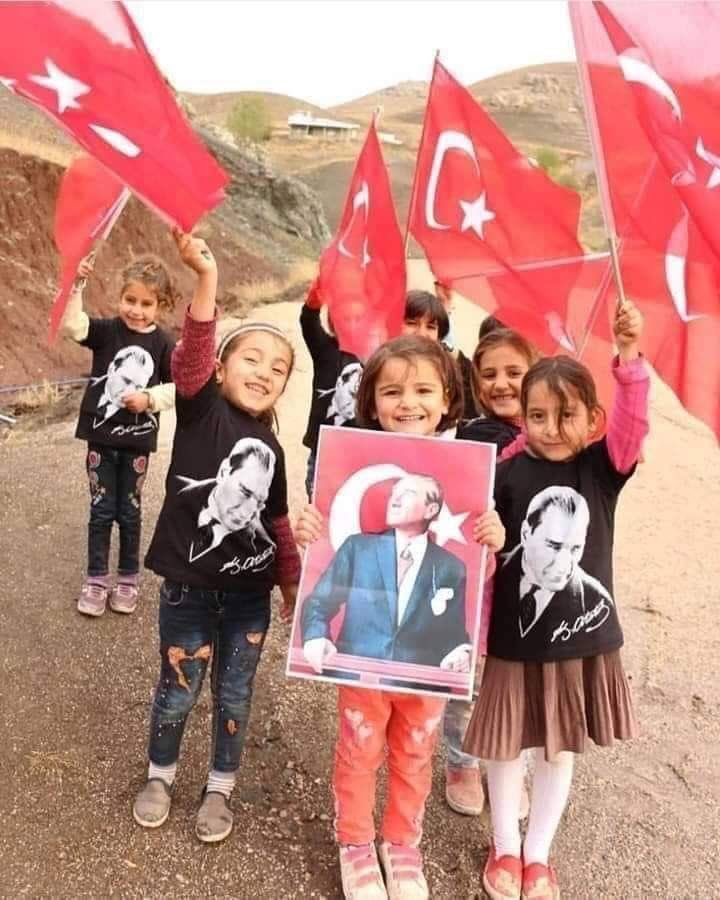 23 Nisan Ulusal Egemenlik ve Çocuk Bayramımız kutlu olsun 🇹🇷 🎈