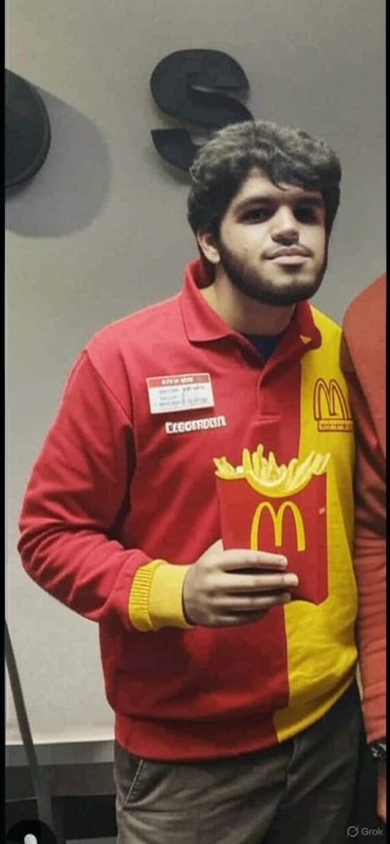 WinningsOf's tweet photo. @LakeShowYo Holy just put the fries in the bag https://t.co/sS52DE4bnL