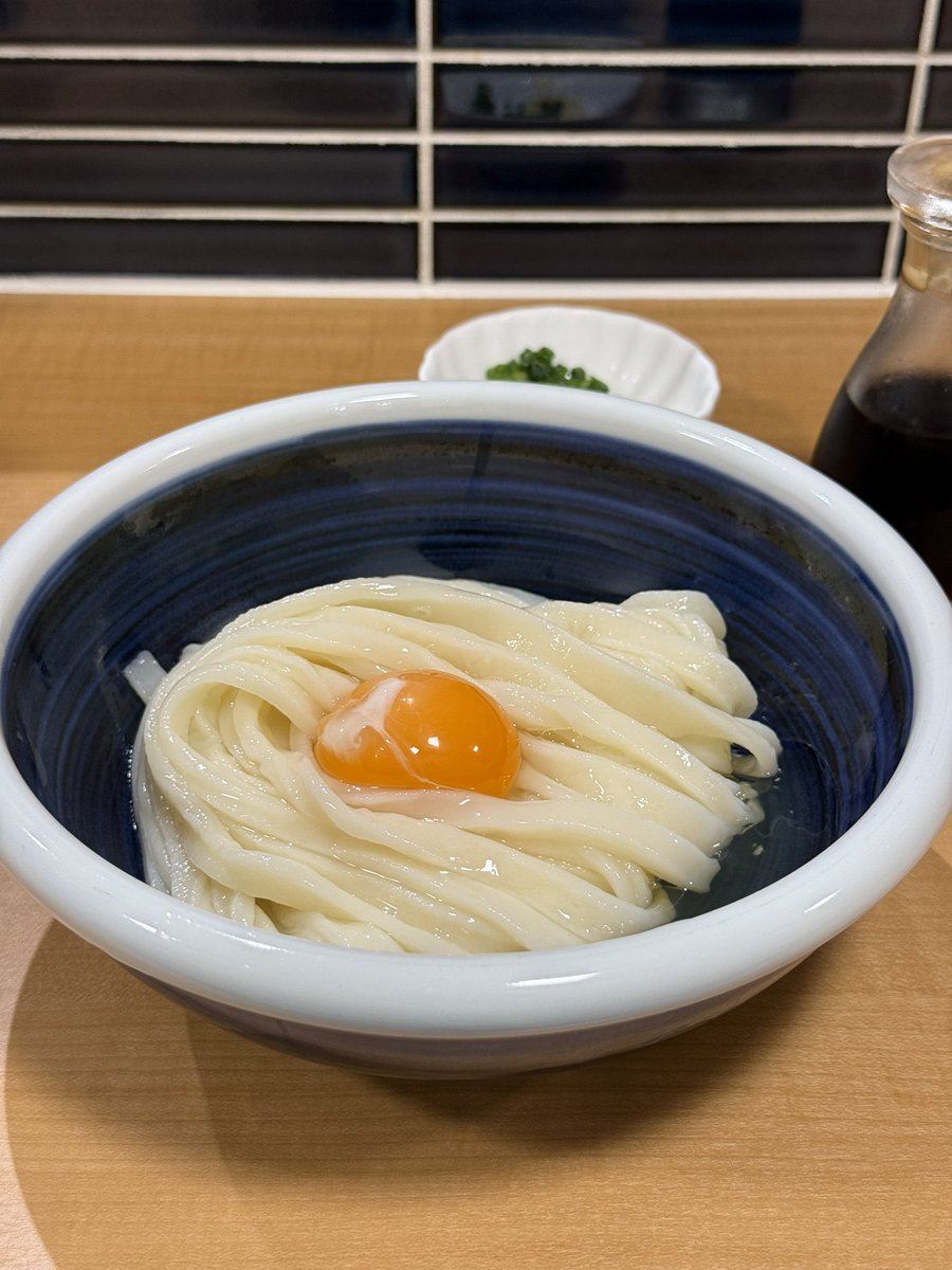 tamurakae_'s tweet photo. うどん食べて店出ようとしたら、「うどんいりますか？」って渡されたんだけど、なんで？うまそうに食べすぎたか？ https://t.co/OneflvM3eA