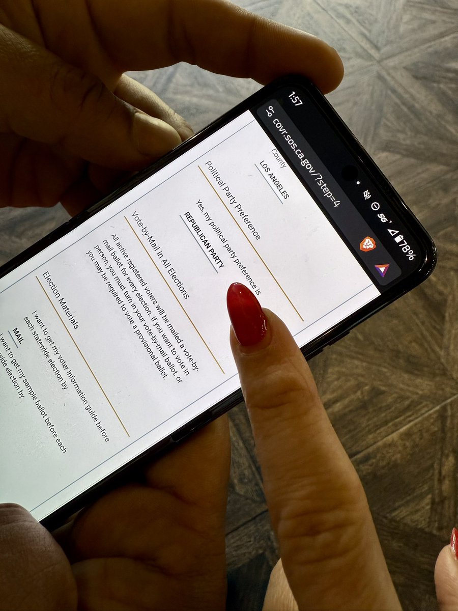 E_Barcohana's tweet image. Allow me to introduce you to Lisa and Alberto:

Two Independent Trump voters in LA County who heard my remarks today about Project 460K LA and re-registered as Republicans! 

🔴+2 LA County 🇺🇸