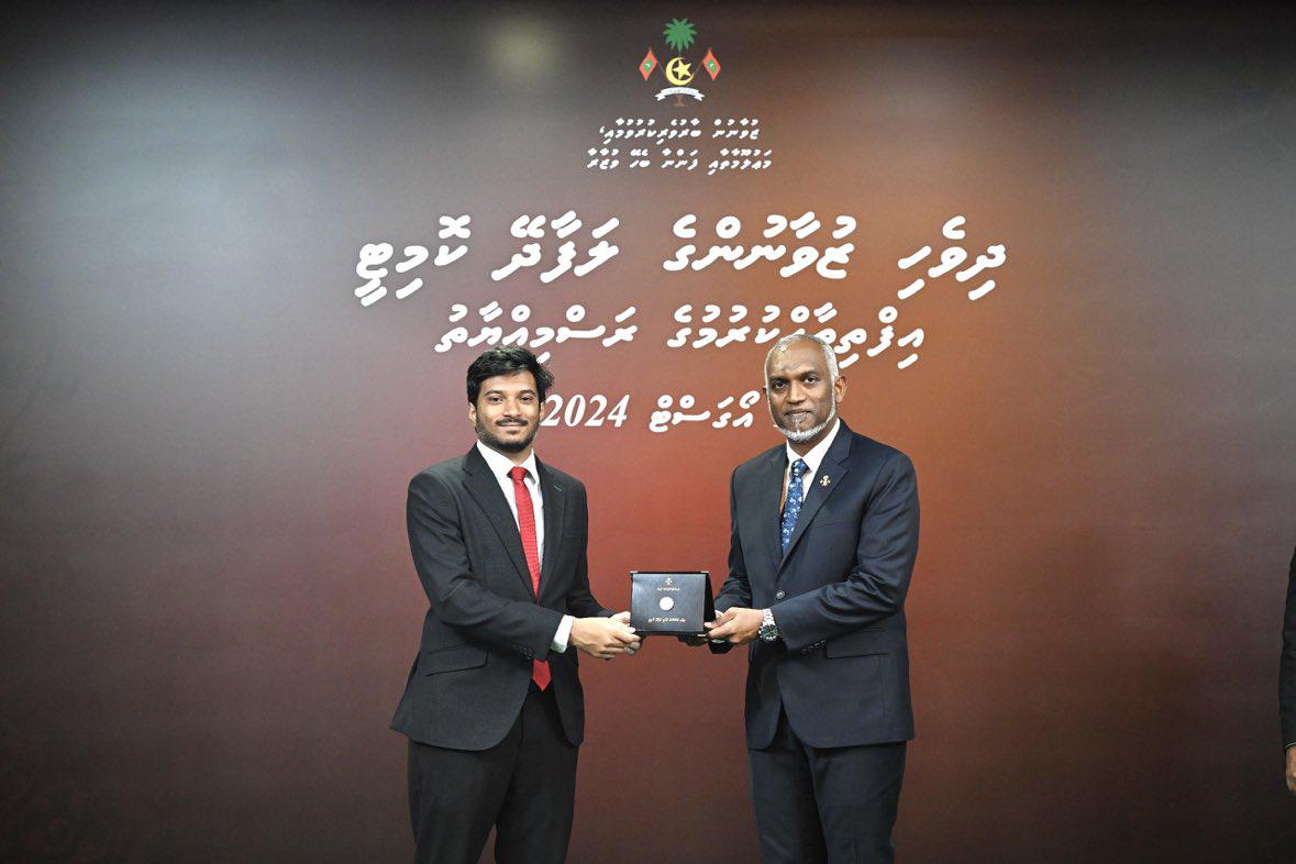 Muhammad Rafeeu (@rafeeumuhammad) on Twitter photo ތަނަކުން ލާދީނީ ކޮހެއް ފެންނަ އިރަށް ފަސްބައި ބެލުމެއް ނެތި ބޮޑުންގެ ދަރިއަކަށް ވީތީ ބޮޑެތި މަގާމުތައް ދިނުން މީ ނިމުން އަންނަންޖެހޭ ކަމެއް.
<a href="/MMuizzu/">Dr Mohamed Muizzu</a> ތަނަކުން ލާދީނީ ކޮހެއް ފެންނަ އިރަށް ފަސްބައި ބެލުމެއް ނެތި ބޮޑުންގެ ދަރިއަކަށް ވީތީ ބޮޑެތި މަގާމުތައް ދިނުން މީ ނިމުން އަންނަންޖެހޭ ކަމެއް.
<a href="/MMuizzu/">Dr Mohamed Muizzu</a>