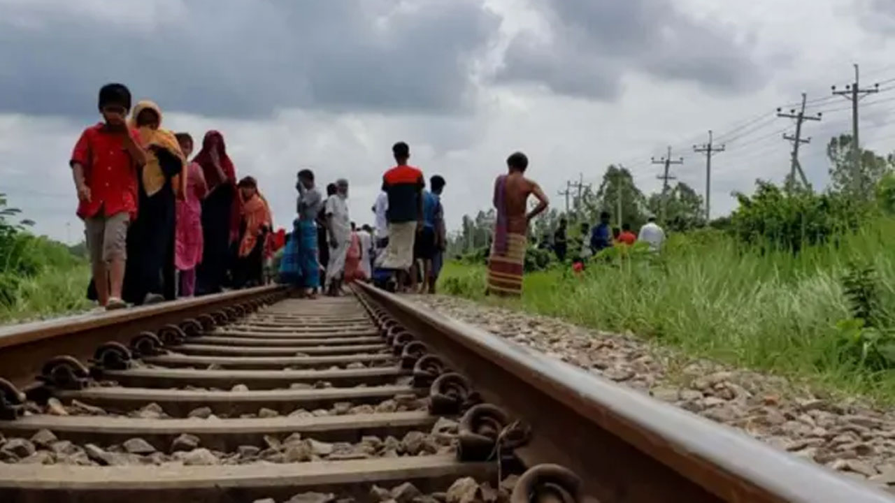 কুমিল্লায় ট্রেনে কাটা পড়ে ৩ যুবকের মৃত্যু