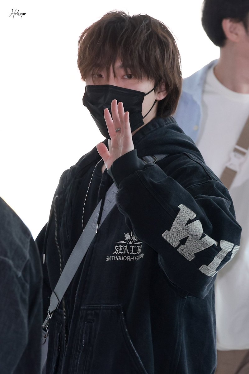 250423 ICN Airport #DINO #디노  

departure to japan