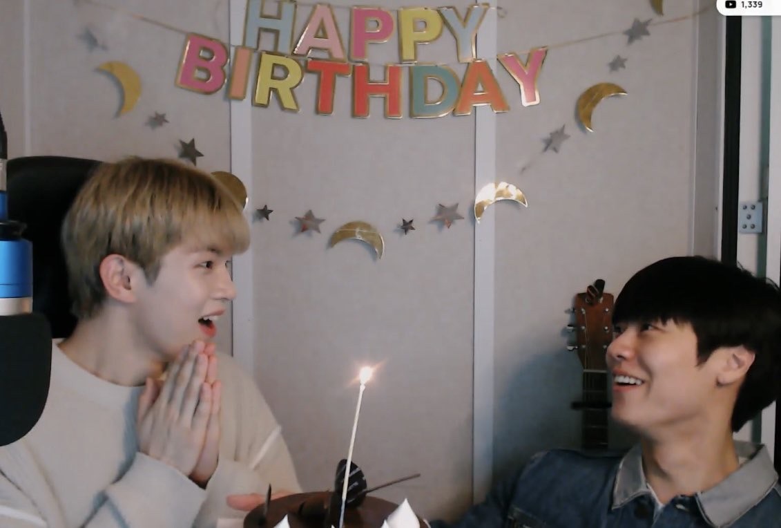 제가 감히 여기 껴도 되는지요
조용히 나가드려야할 거 같음