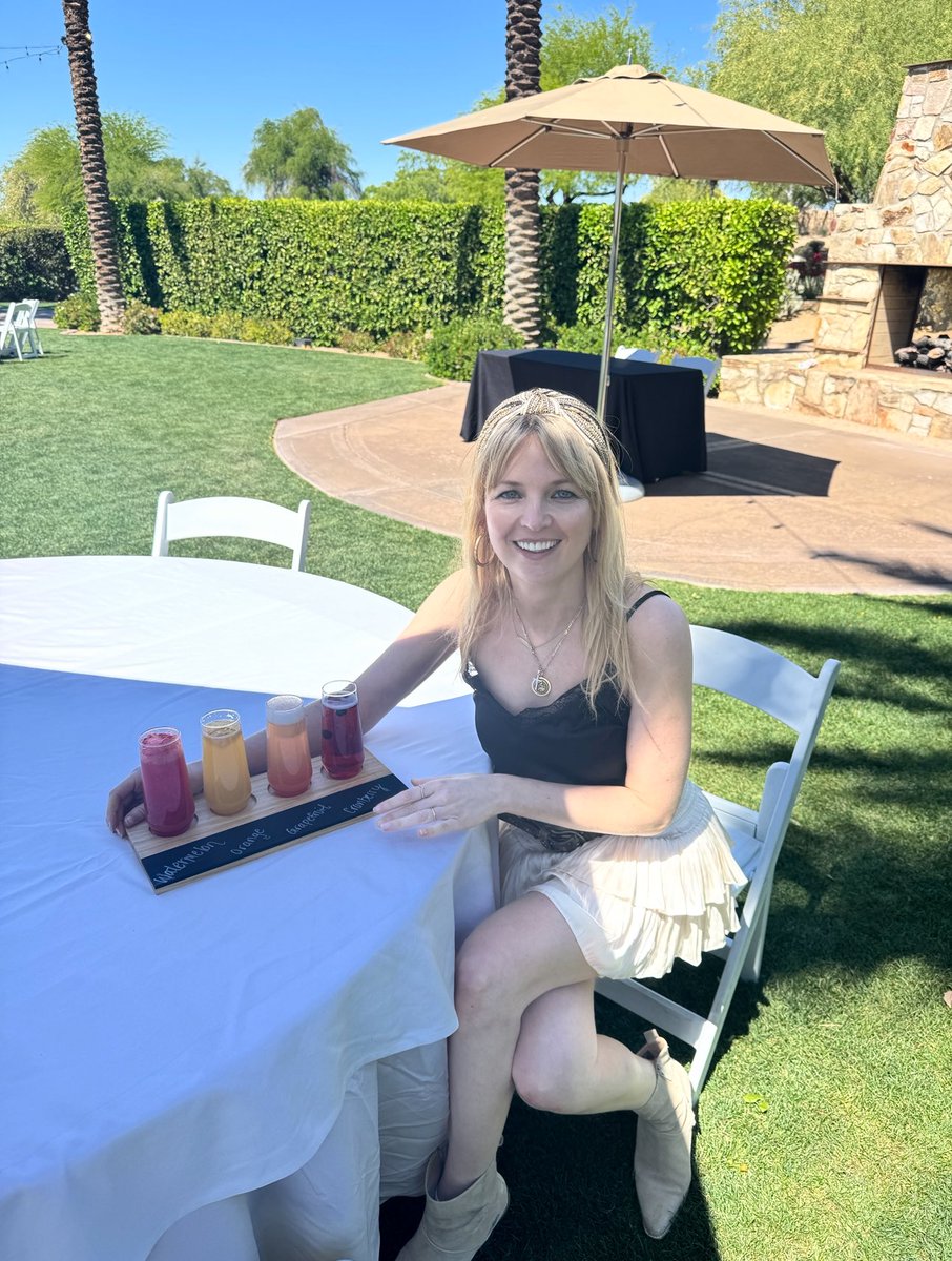 brooke_burfitt's tweet photo. Easter Sunday 🐣 Mimosas and cookies pair well together 

#arizona #scottsdale #easter #easterbunny #reunion #reunited #family #minime #mummydaughter #fancydress #vacation #mimosas #cookiedecorating #lent #april #spring https://t.co/un2DNrrUiA