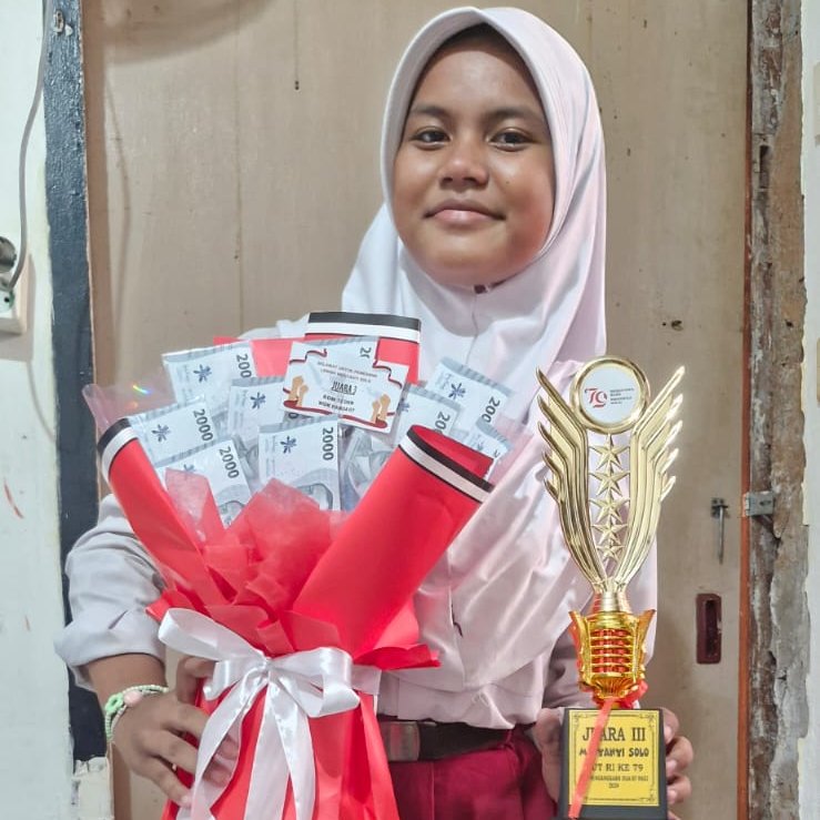 #InfoOrangHilang: 

Nama : Faeeza Adlina (11 thn) Perempuan
Ciri-ciri:  Tinggi badan agak tinggi seperti anak SD pada umumnya, Kulit Sawo Matang, Alis tebal. terakhir tidak pulang dari setelah pulang sekolah kemarin sampai saat ini tidak ada kabar. Menggunakan baju olahraga.