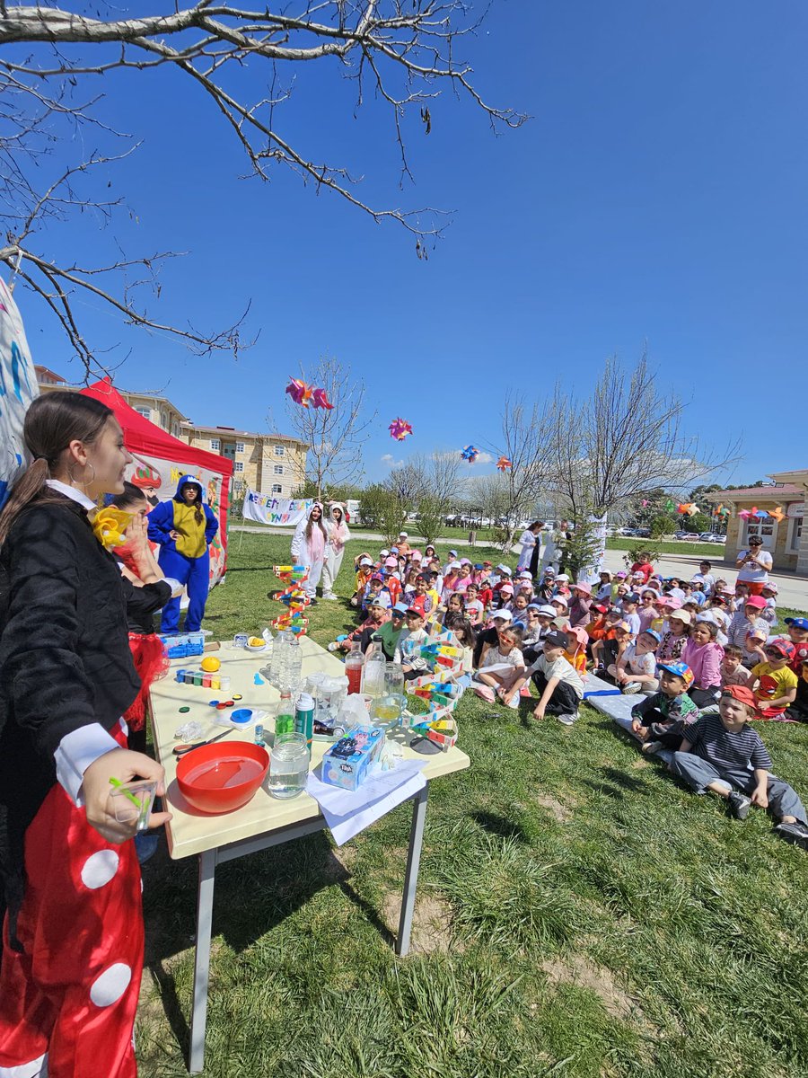 usakilmem's tweet photo. 🎈🎭 23 Nisan Ulusal Egemenlik ve Çocuk Bayramı’nı, İl Millî Eğitim Müdürlüğümüz koordinasyonunda Uşak Mesleki Teknik ve Anadolu Lisesi Çocuk Gelişimi Bölümü öğrencilerimizle birlikte hazırlanan "Masal Çadırı" ve "Gülümseyin Biz Geliyoruz" projeleriyle coşkuyla kutladık. https://t.co/dQiA4jGcOt
