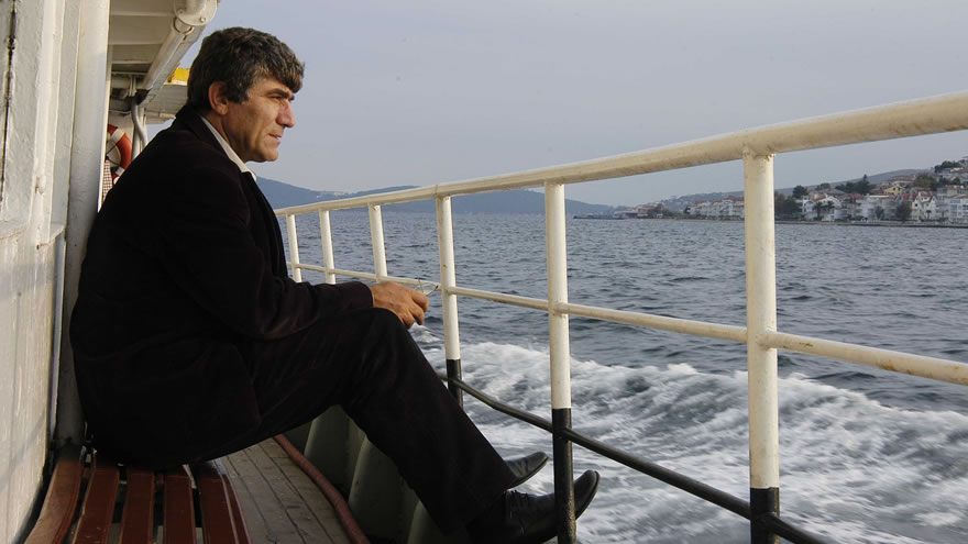 AGOSgazetesi's tweet photo. Kim nasıl anlayabilir bunu bilemiyorum ama hem Ermeni olmak,hem Türkiyeli; hem 23 Nisan'ı yaşamak bütün coşkusuyla ve ertesi günün bir parçası olmak bütün hüznüyle.Kaç insan bu ikilemi yaşıyordur şu yeryüzünde?Ne anlaması kolay ne de anlatması.
Hrant Dink
https://t.co/b1YMSqsjcw https://t.co/j1w6NuFa0c