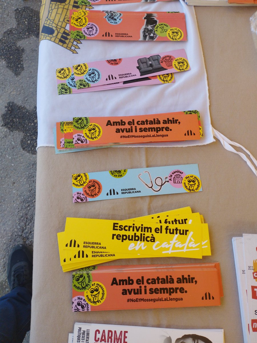 ErcAlcanar's tweet photo. Com cada any muntem paradeta de Sant Jordi a #Alcanar i #lesCases, pel català, la cultura i la llibertat #SantJordi https://t.co/jSd55ozZbV