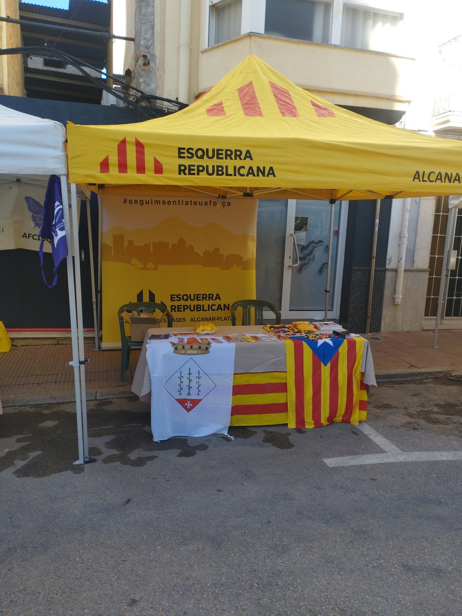 Com cada any muntem paradeta de Sant Jordi a #Alcanar i #lesCases, pel català, la cultura i la llibertat #SantJordi