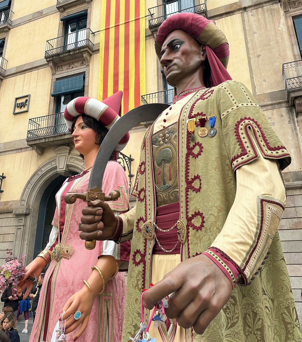 Bona diada de Sant Jordi!🌹🐉📚
.
.
.
#Catalunya #tradicions #gegants #gegantsdelpi #Barcelona #SantJordi