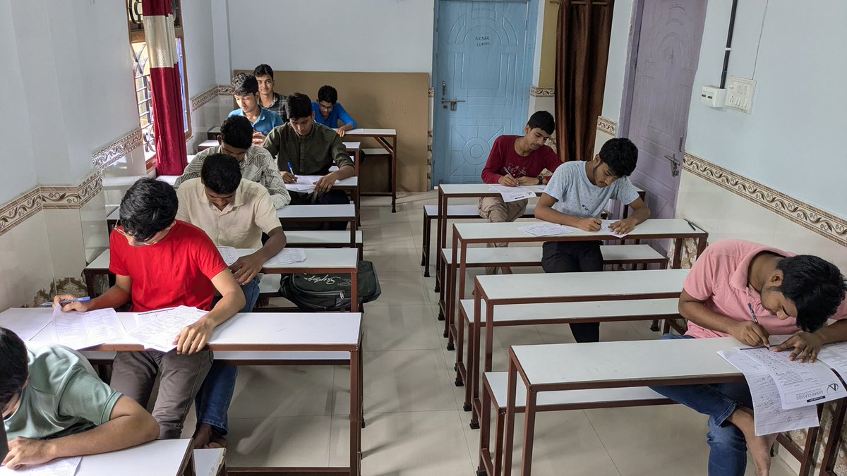 AkbarClasses's tweet image. ✅ 1st Major Test for AMU 11 Entrance done at AKBAR CLASSES!
⏳ Final Exam on 27 April — the countdown begins!
Let’s finish strong!

#AMU2025 #AKBARCLASSES #MajorTestSeries #ThinkLogically #FinalCountdown #Kishanganj