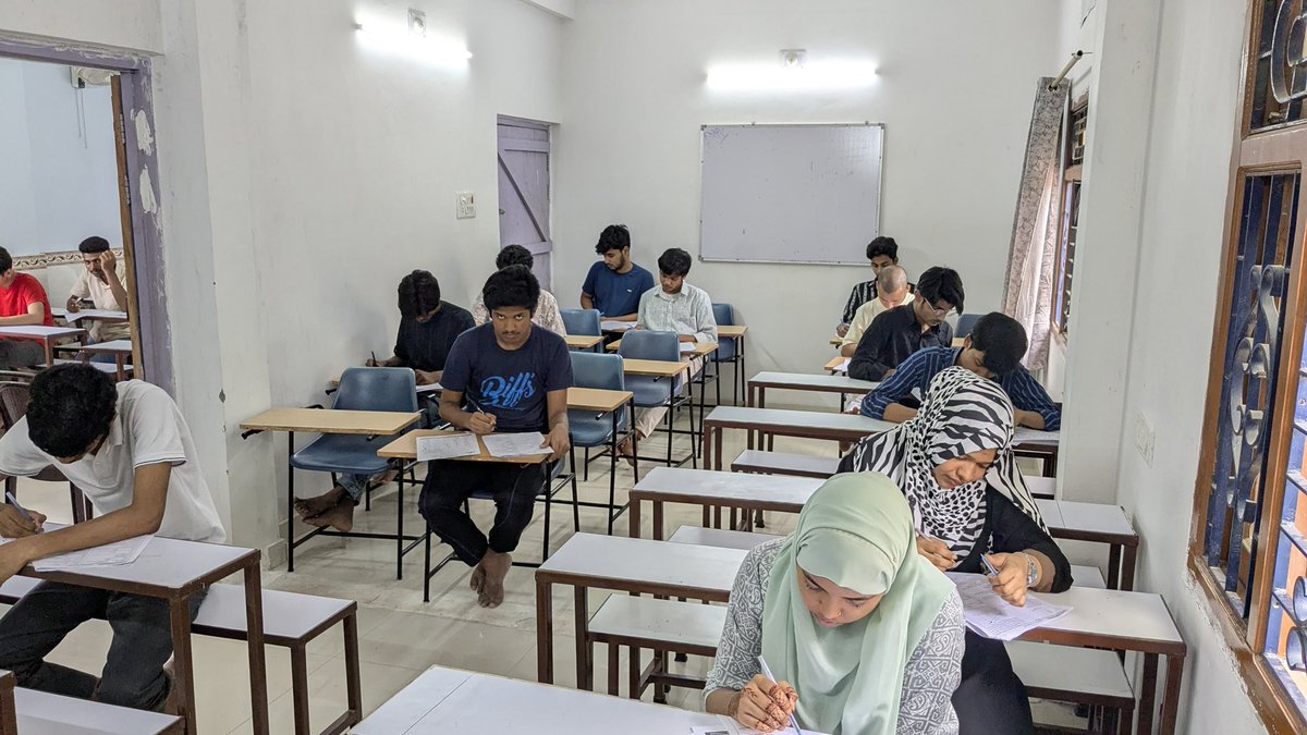 AkbarClasses's tweet image. ✅ 1st Major Test for AMU 11 Entrance done at AKBAR CLASSES!
⏳ Final Exam on 27 April — the countdown begins!
Let’s finish strong!

#AMU2025 #AKBARCLASSES #MajorTestSeries #ThinkLogically #FinalCountdown #Kishanganj