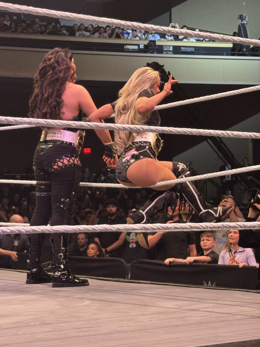 iamgamgee's tweet photo. Sitting front row #wwenxt #LivMorgan https://t.co/cbjYoJe4ow
