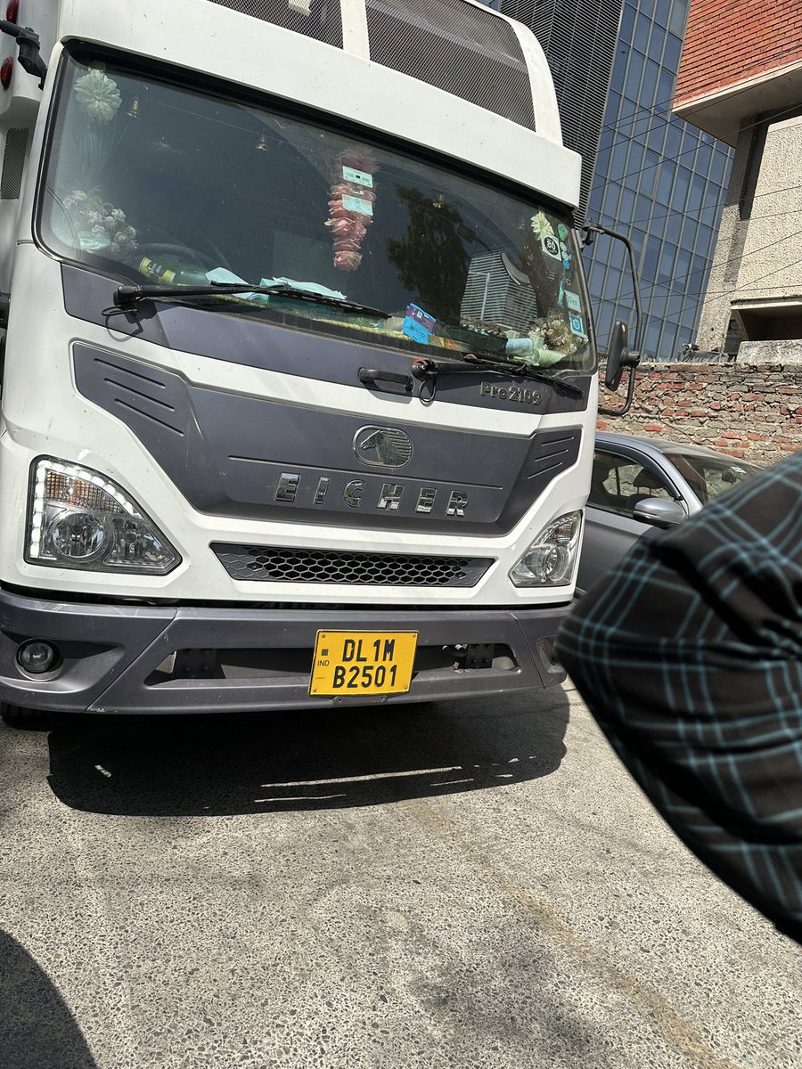 dubleetiks's tweet photo. Pls take action against this vehicle as it’s in a no entry lane and causing a complete jam . This is just near the new friends colony police station. Also it’s a no entry lane but still traffic is entering from this lane. Pls take the necessary action https://t.co/6ycv7gG8Er