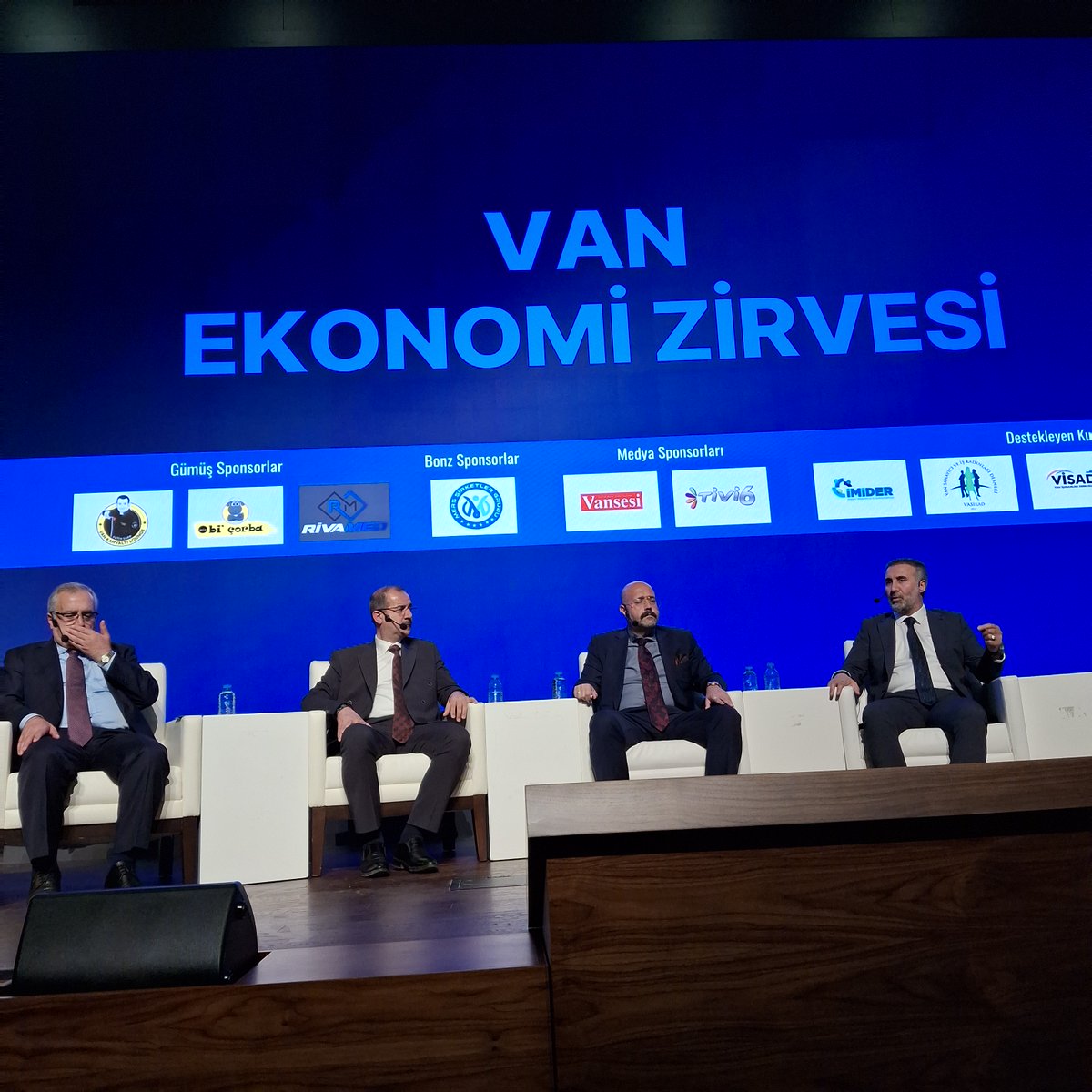 VanEkonomisi's tweet photo. 📍 VAN EKONOMİ ZİRVESİ 2025
📈 Van’ın Ekonomik Geleceği Masadaydı
📌 Van’ın ekonomik yol haritasını,
📌 Stratejik sektörlerini,
📌 Yeni yatırım alanlarını
📌 Sürdürülebilir kalkınma vizyonunu masaya yatırdı.
#VanEkonomiZirvesi #Van2025 #EkonomikYolHaritası #YatırımınYeniAdresiVan https://t.co/ZRyvIYGupW