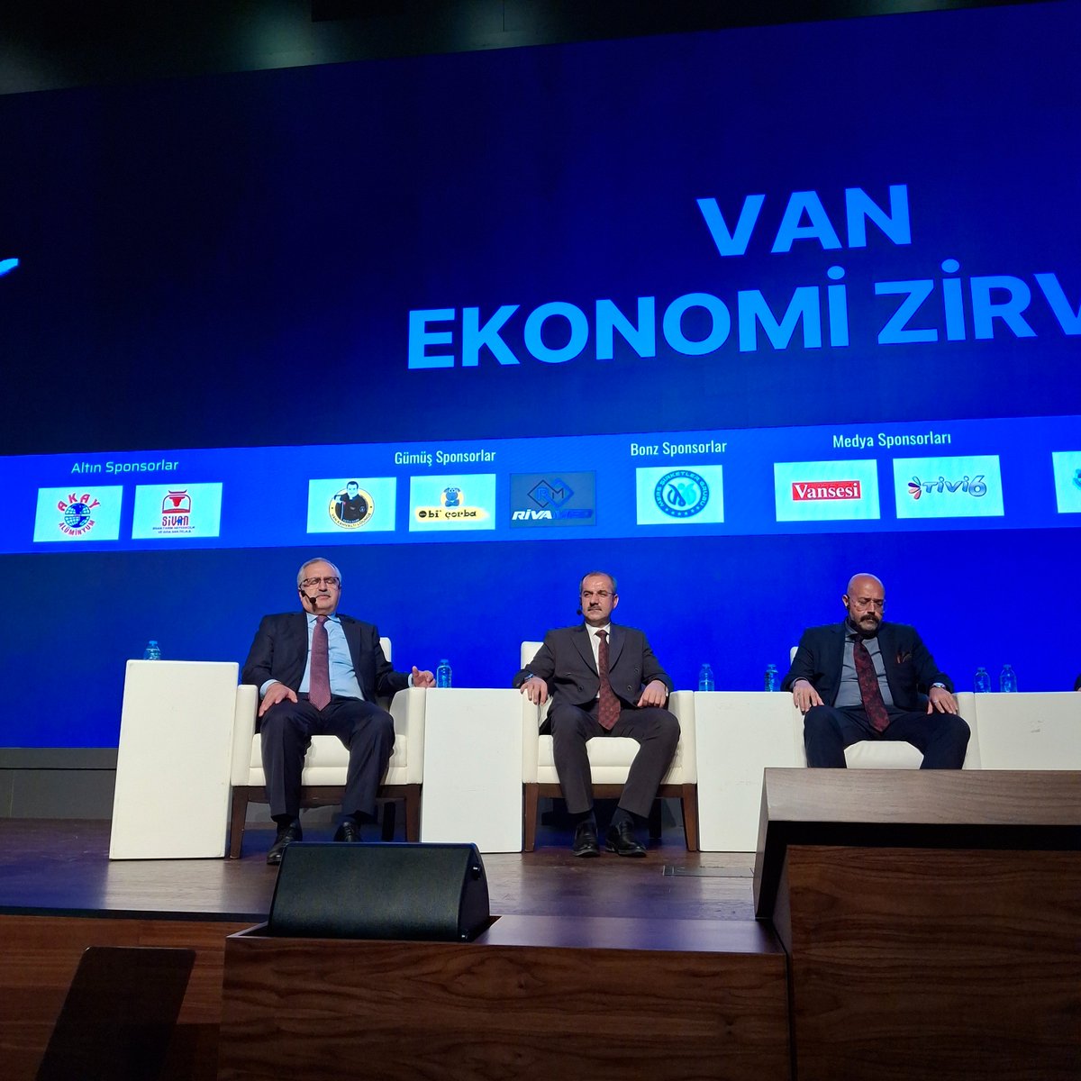 VanEkonomisi's tweet photo. 📍 VAN EKONOMİ ZİRVESİ 2025
📈 Van’ın Ekonomik Geleceği Masadaydı
📌 Van’ın ekonomik yol haritasını,
📌 Stratejik sektörlerini,
📌 Yeni yatırım alanlarını
📌 Sürdürülebilir kalkınma vizyonunu masaya yatırdı.
#VanEkonomiZirvesi #Van2025 #EkonomikYolHaritası #YatırımınYeniAdresiVan https://t.co/ZRyvIYGupW