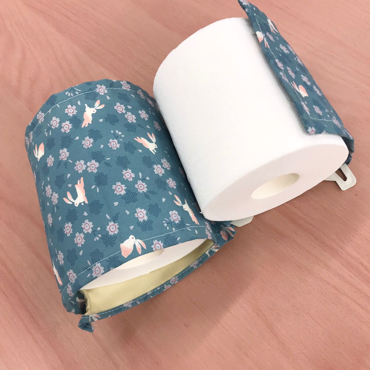 cocorety41's tweet photo. 【福祉施設制作】癸（みずのと）作　ペーバーカバー　「トイレットペーパーカバー　兎と桜」 NO.3375

春の訪れを思わせる優しさと、兎の可愛らしさが相まって、見ているだけで心が和むデザインです。￥750 https://t.co/vNh9j4NyW4