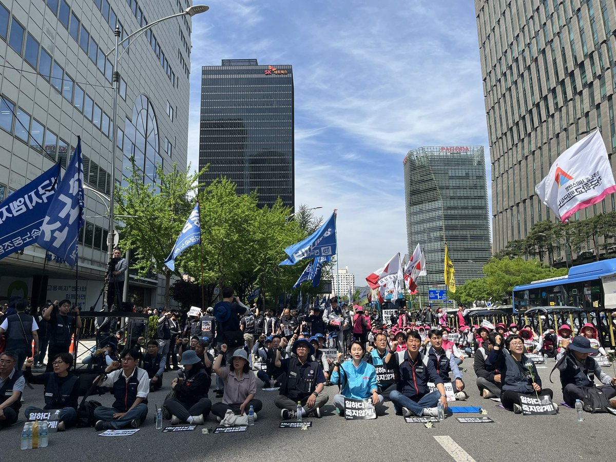 ekctu's tweet image. 화창한 봄이지만, 어떤이들에게는 잔인한 봄이기도 합니다. 다가올 무더위에, 몰아칠 장맛비에 안전과 생명을 걱정해야 하는 노동자들이 있습니다. 민주노총은 누구나 죽지않고 일할 수 있도록, 안전을 위해 당장 작업을 멈출 수 있도록 산업안전보건법 개정을 요구하는 결의대회를 진행하고 있습니다.