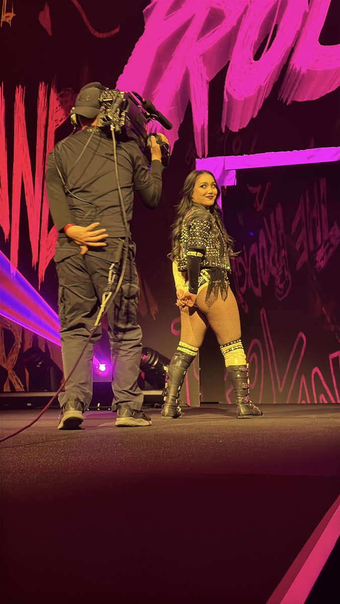 iamgamgee's tweet photo. Front row #wwenxt #TheProdigy #RoxannePerez https://t.co/c2cwsR8mI0