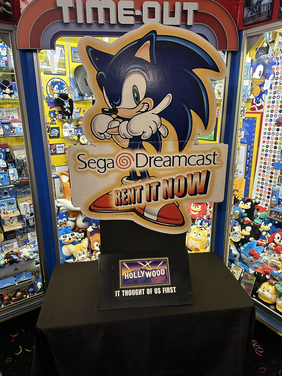 1992_sonic's tweet photo. Today’s Collection Spotlight: Sonic Adventure Rental Standee from Hollywood Video! lol, note that they refer to Sonic as “IT” #hollywoodvideo #sonicadventure #SonicTheHedgehog
#guinnessworldrecords
#Sega
#Sonic
#Segaofamerica
#SegaUK
#VideoGamecollection
#videogamecollector https://t.co/CF1EStYGgx