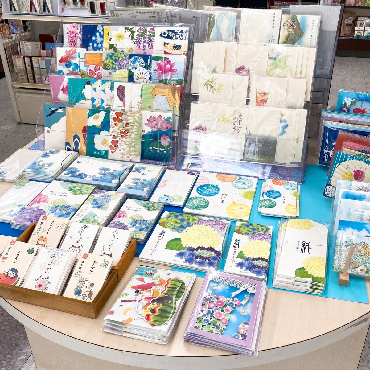 春は後れをとったので（富士山消しゴム＜限定＞春日和の紹介の件）
夏は早々に始めちまおう
サマーポストカードが爽やかに美しい
暑中見舞い、送る宛などないけども
飾るだけでもいいと思います
沖縄梅雨入り間近！
#夏 #ポストカード #初夏 #暑中見舞い
#金ペン堂 #裾野市 #文房具 #文具店