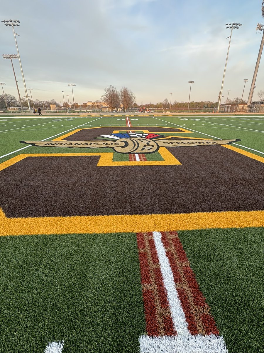 Coach_JMParker's tweet photo. @jakequery Might be the coolest 50 yard line ever #Indy500 https://t.co/5b9JtWTeTg