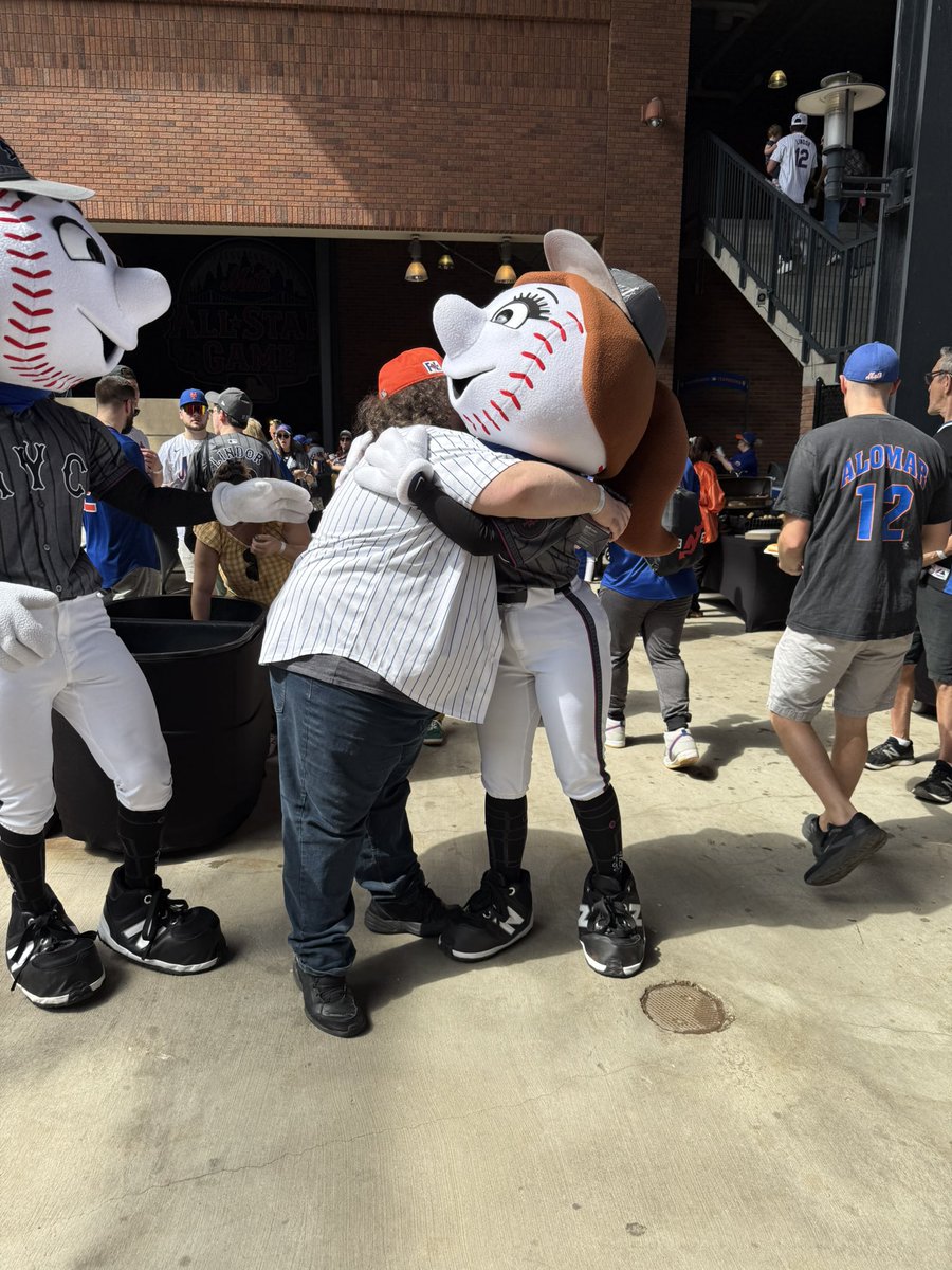 Hirsh_96's tweet photo. This past week I got to celebrate my all time favorite mascot’s birthday at Citi Field. Glad to have been a part of your special day @MrMet https://t.co/22StI9nhow