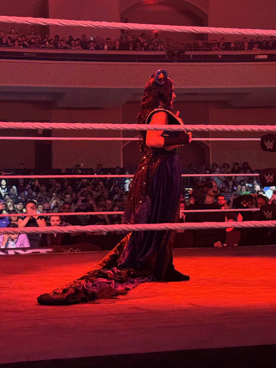 iamgamgee's tweet photo. Front row #wwenxt #LaPrimera #StephanieVaquer https://t.co/8ktE0ZmVNN