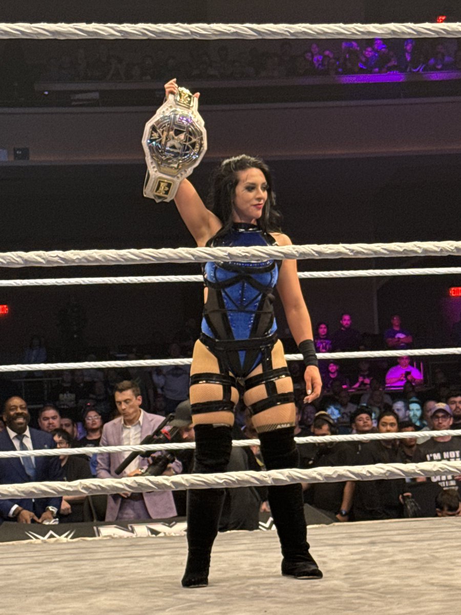 iamgamgee's tweet photo. Front row #wwenxt #LaPrimera #StephanieVaquer https://t.co/8ktE0ZmVNN