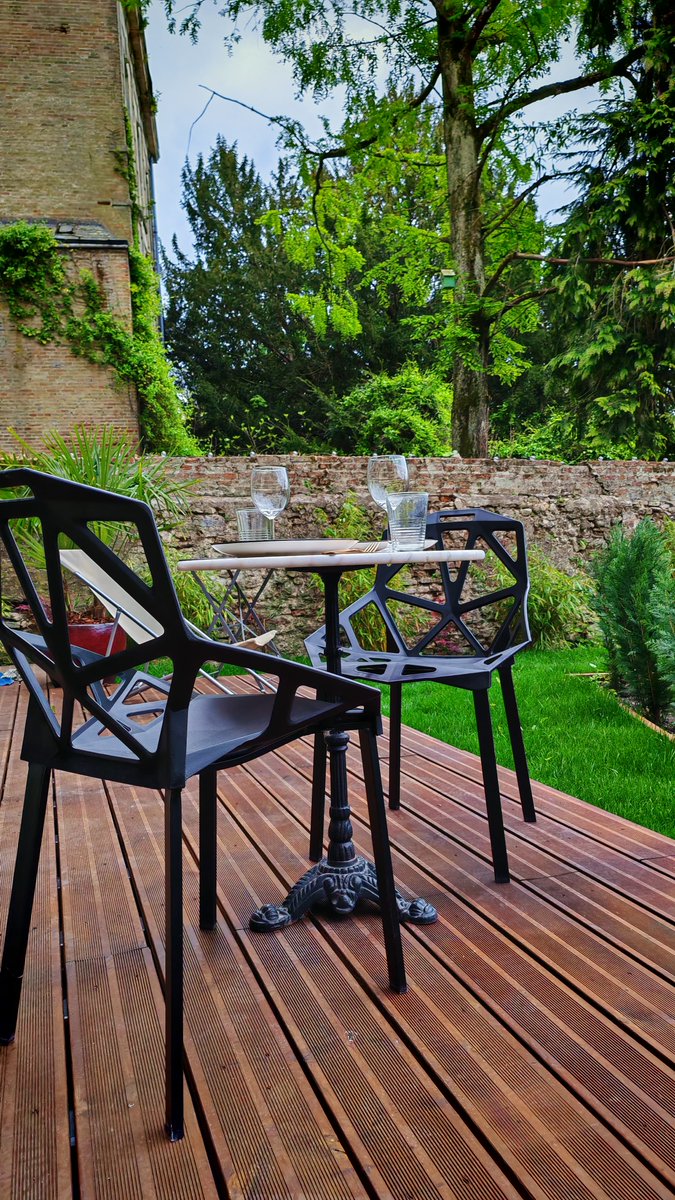 Escapade slow tourisme à Laon ! Appartement cosy avec jardin privatif, BBQ, plancha &amp; terrasse couverte au cœur du quartier historique. Parfait pour couples. Réservez votre séjour médiéval ! 
ici.bio/airbnb-laon 

#SlowTourisme #Laon #Airbnb #HautDeFrance