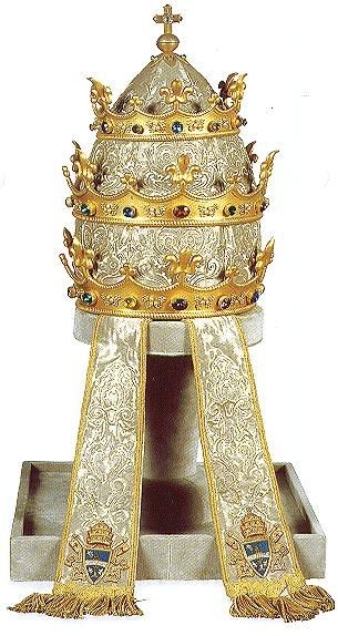 ¿Una corona en la Iglesia?
¿No es eso vanidad?

Pues no. Hoy te explico qué es la Tiara Papal, su profundo simbolismo y por qué, con humildad y sentido católico, no sería tan mala idea recuperarla.
🧵👇

1️⃣
La Tiara Papal es una triple corona utilizada por los papas durante