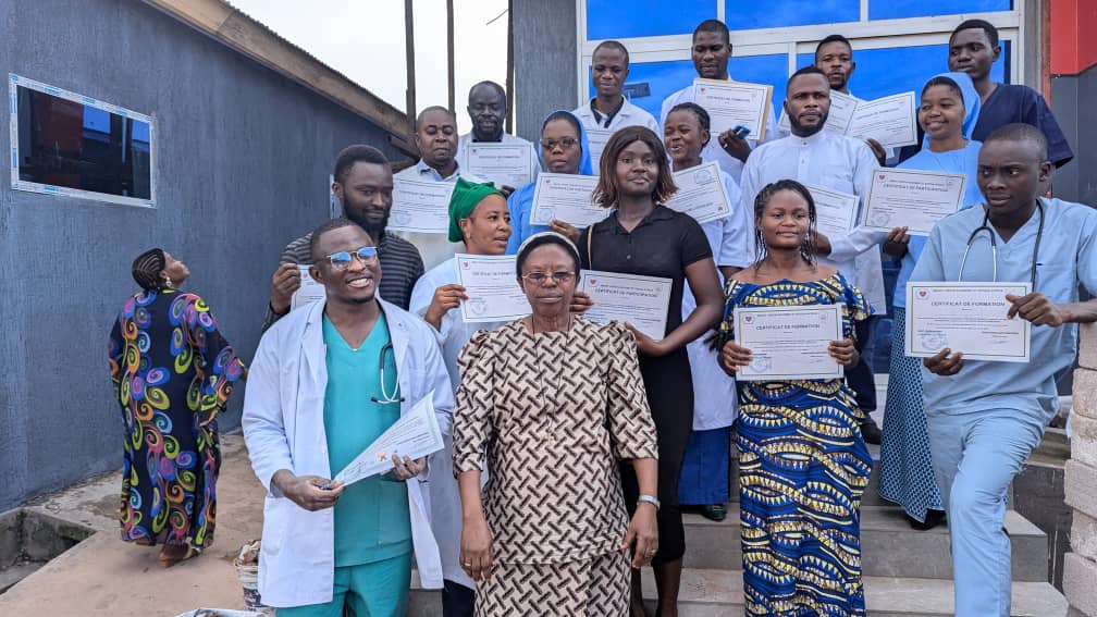 smartvisionrdc's tweet image. 🎓 Fiers de remettre les certificats aux finalistes de notre formation en Soins Primaires d&apos;Urgence à Kalemie !  
Merci à @SPOOA_PM_AFRICA pour cette belle collaboration.  
Unis pour renforcer les soins de santé de demain.