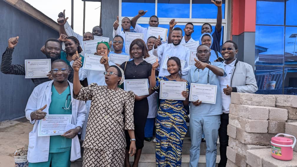 smartvisionrdc's tweet image. 🎓 Fiers de remettre les certificats aux finalistes de notre formation en Soins Primaires d&apos;Urgence à Kalemie !  
Merci à @SPOOA_PM_AFRICA pour cette belle collaboration.  
Unis pour renforcer les soins de santé de demain.