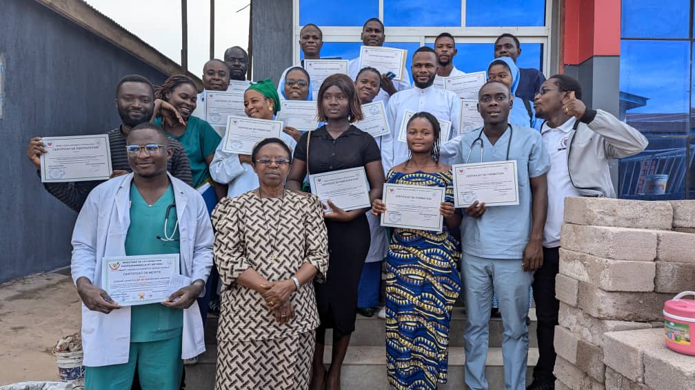 smartvisionrdc's tweet image. 🎓 Fiers de remettre les certificats aux finalistes de notre formation en Soins Primaires d&apos;Urgence à Kalemie !  
Merci à @SPOOA_PM_AFRICA pour cette belle collaboration.  
Unis pour renforcer les soins de santé de demain.